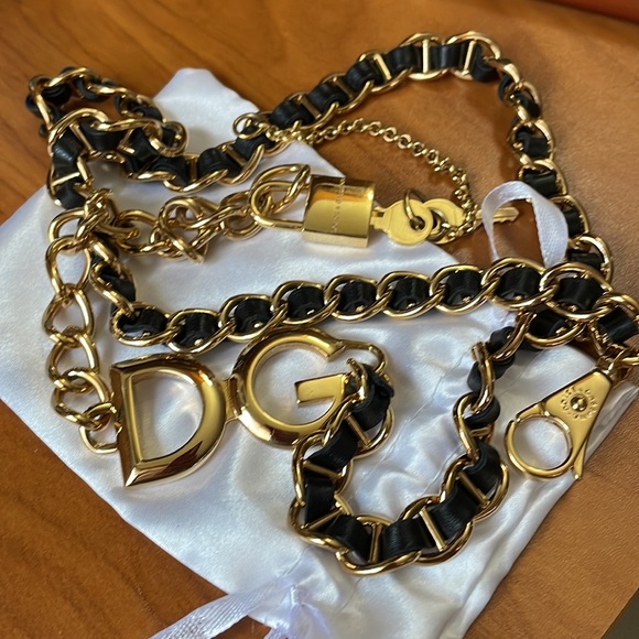 Authentic Dolce and Gabbana Belt/Bag chain with key set - Picture 10 of 15